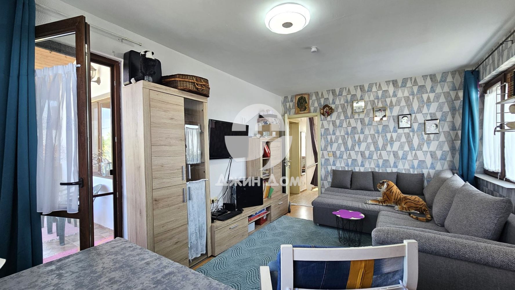 Двуетажна къща с двор в с. Тръстиково - 0