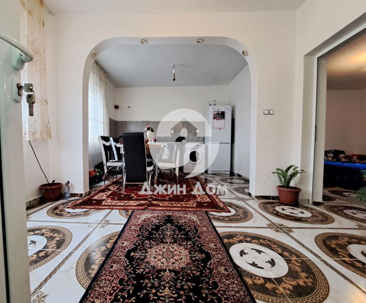 Едноетажна къща с двор в с. Черноград - 0