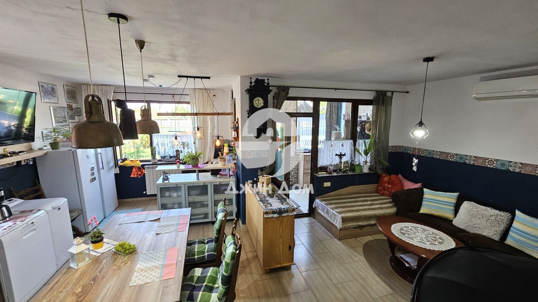 Двуетажна къща с двор в с. Тръстиково - 0