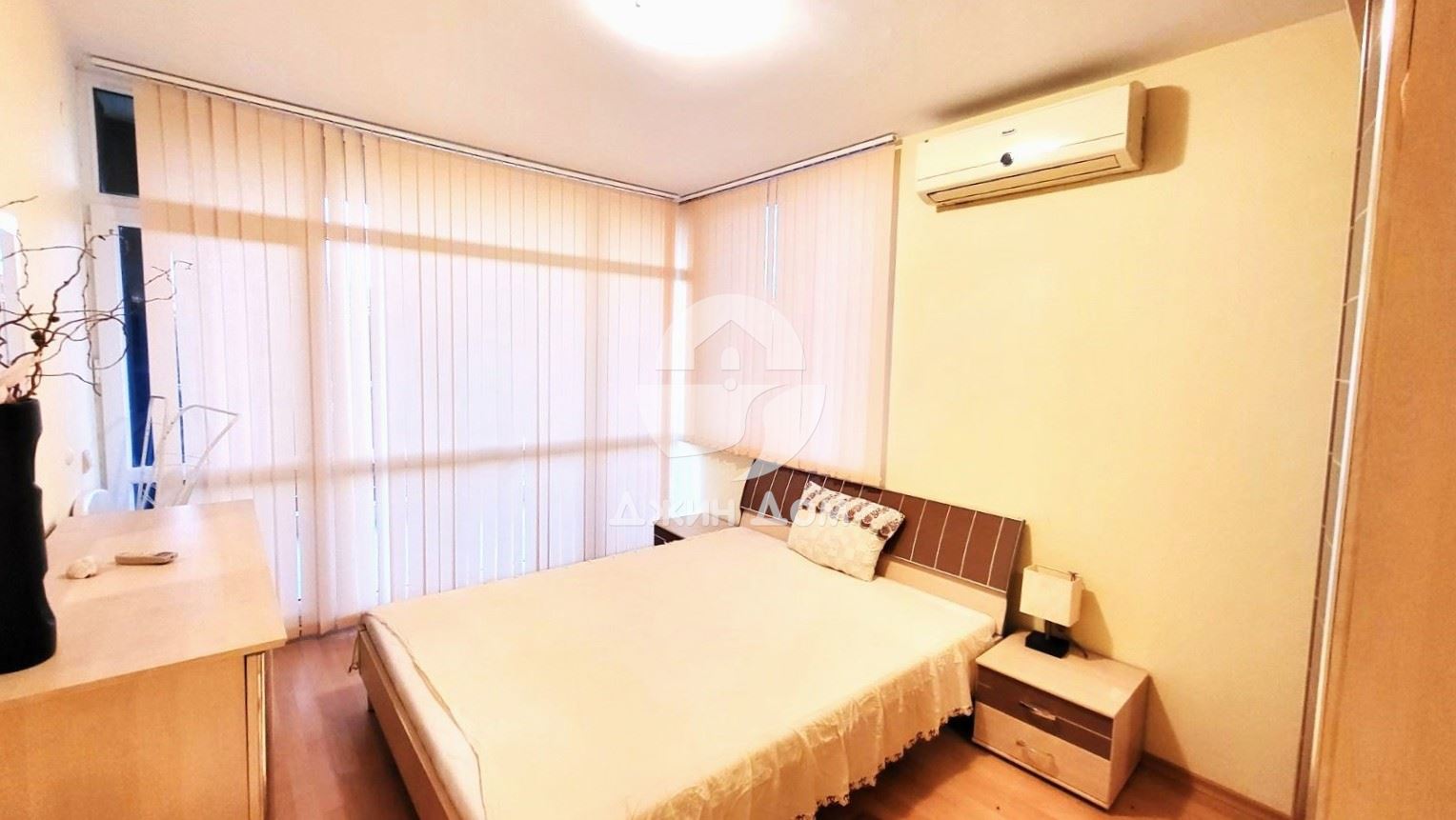 Просторен тристаен апартамент в к-с Сън Сити 2, к.к. Слънчев Бряг - 0