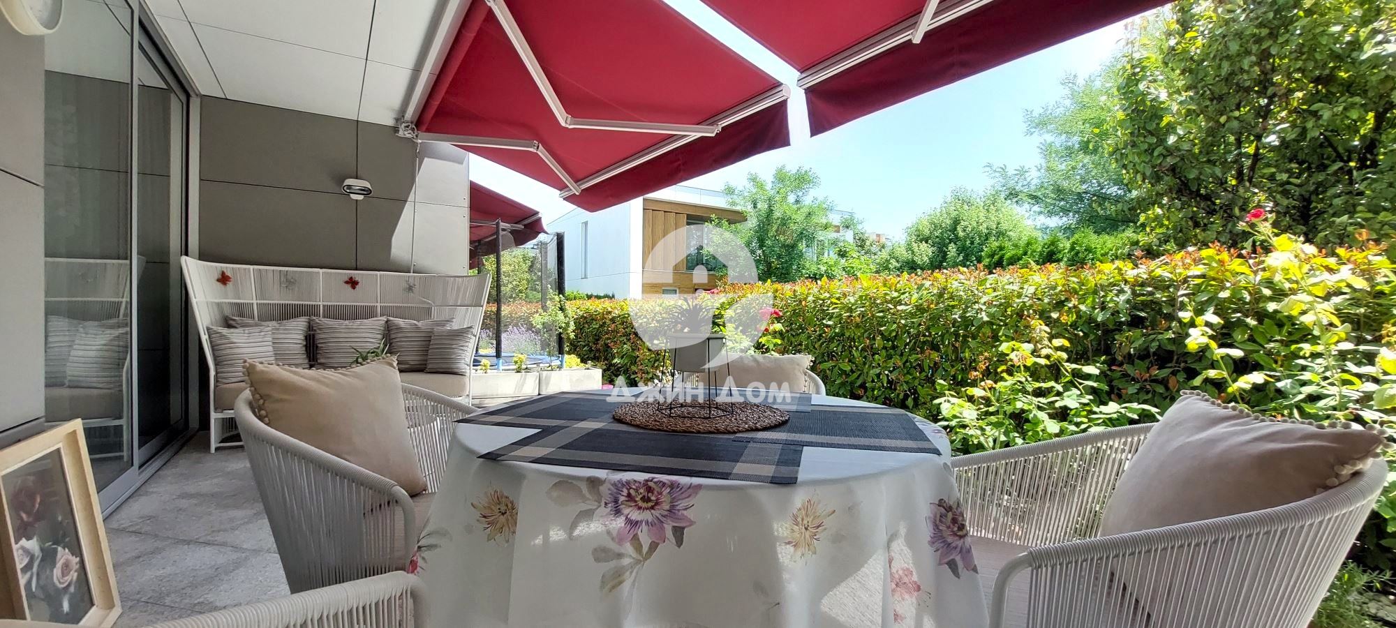 Двуетажна къща с басейн в к-с Атлантис Премиум Хаузес, кв. Сарафово - 0