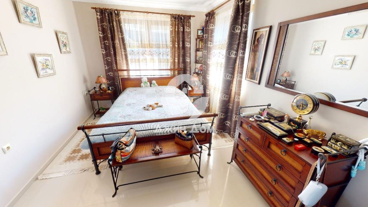 Двуетажна обзаведена къща с басейн, с. Кошарица - 0