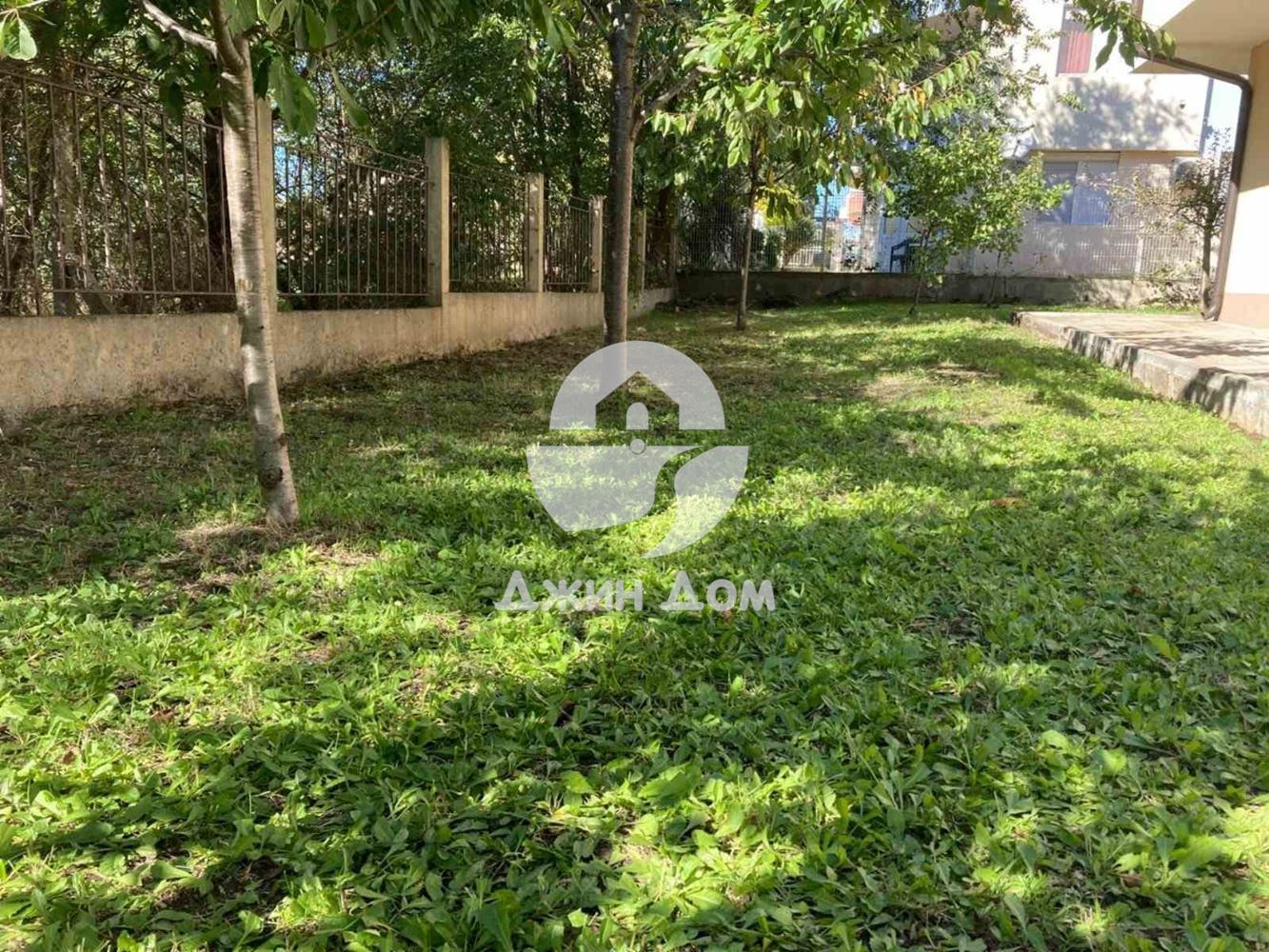 Просторна двуетажна къща с двор в с. Равда - 0