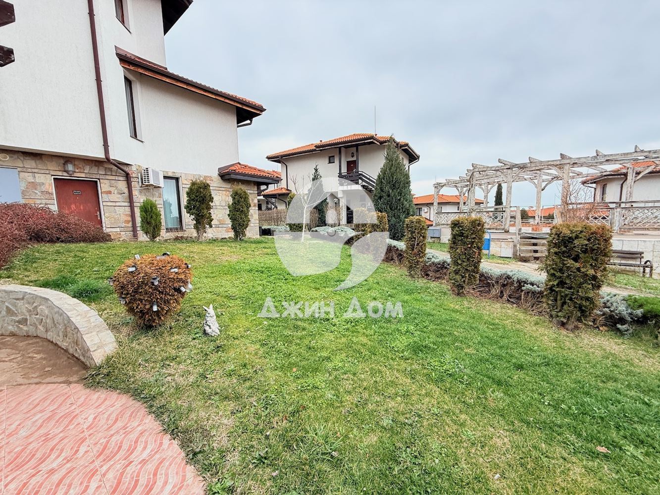 Просторен тристаен апартамент в к-с „Бей Вю Вилас“, с. Кошарица - 0