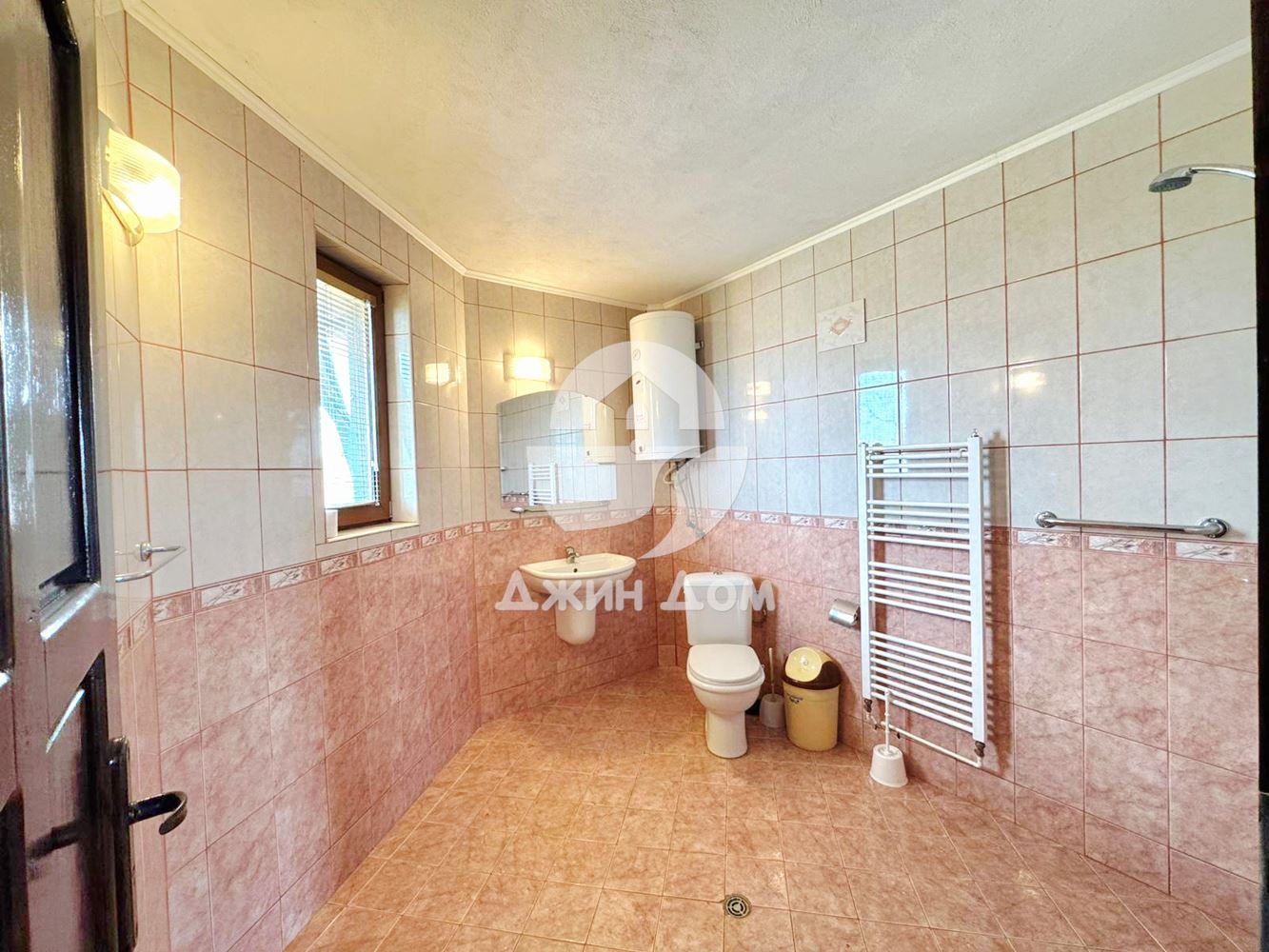 Двуетажна къща с двор в с. Бата - 0