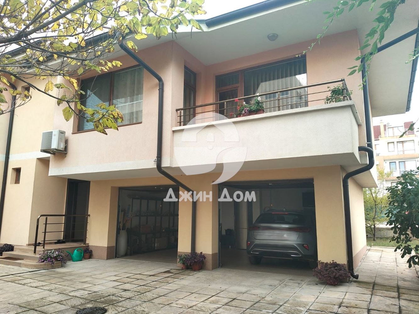 Просторна двуетажна къща с двор в с. Равда - 0