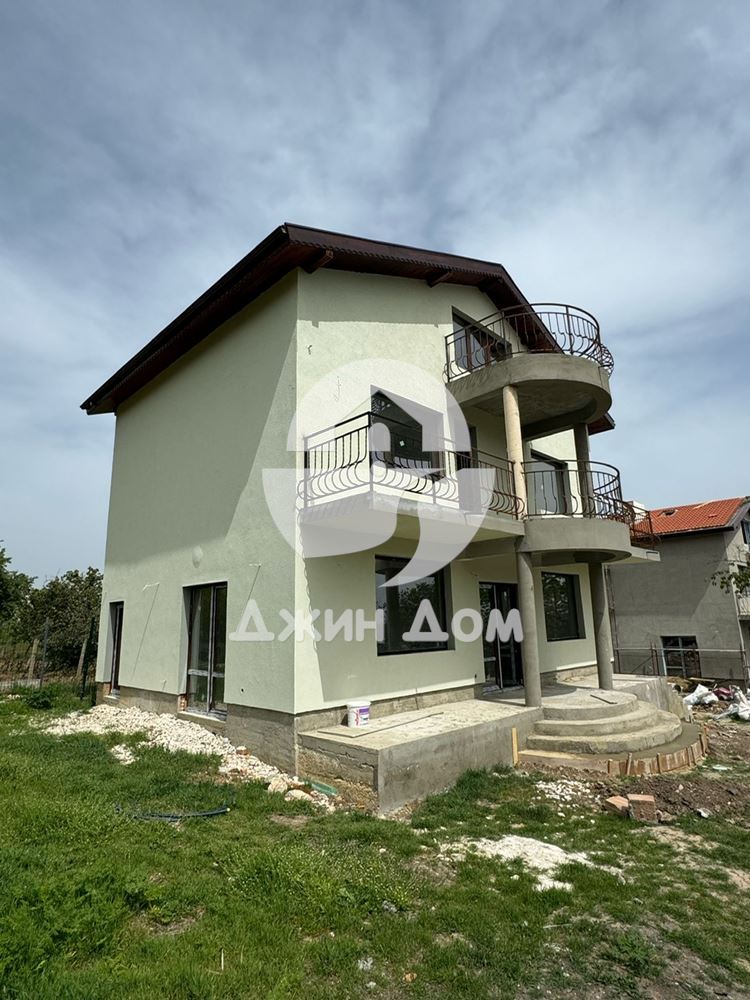 Просторна триетажна къща с ГЛЕДКА МОРЕ в с. Равна гора, гр. Варна - 0