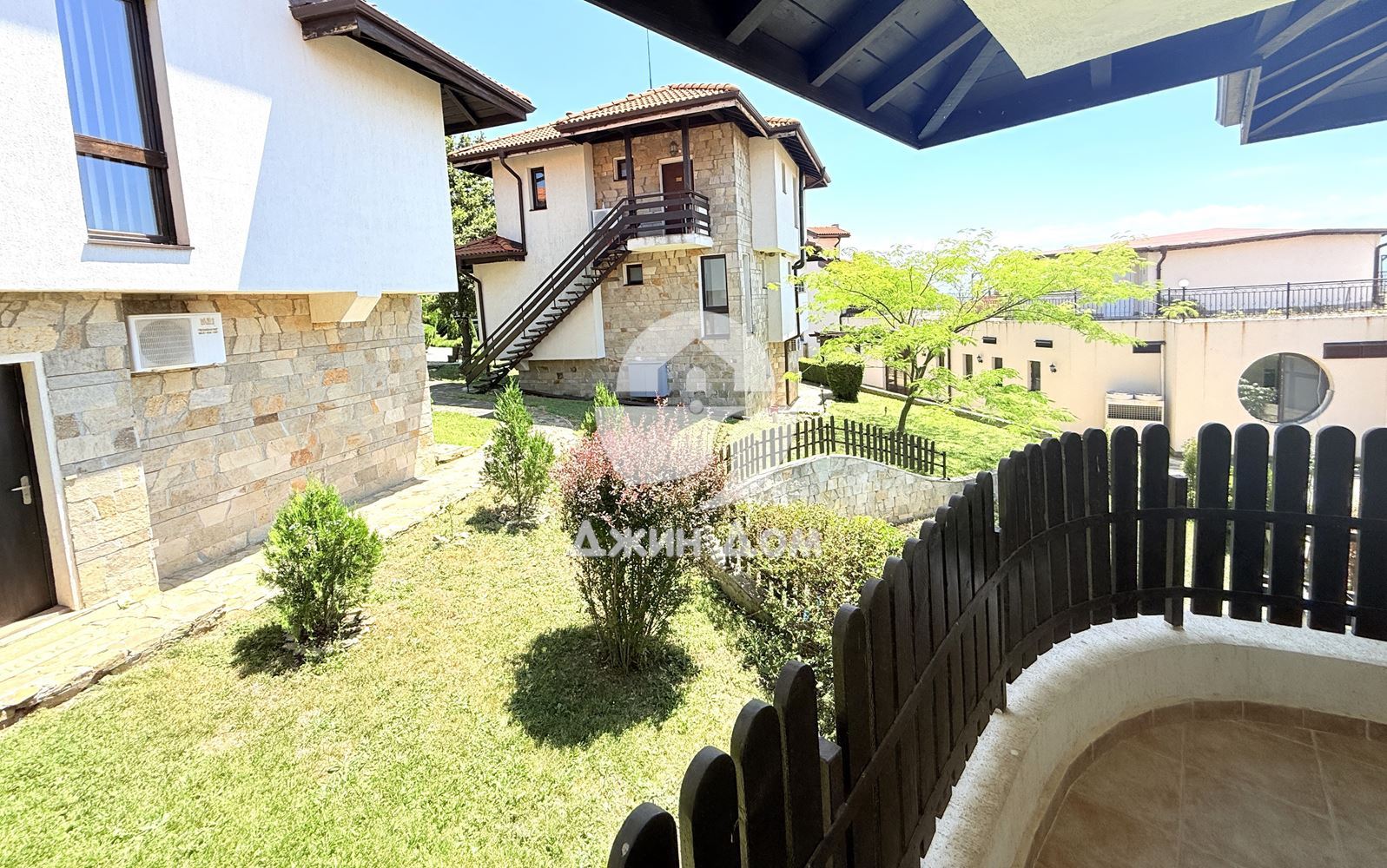 Просторен тристаен апартамент в к-с „Бей Вю Вилас“, с. Кошарица - 0