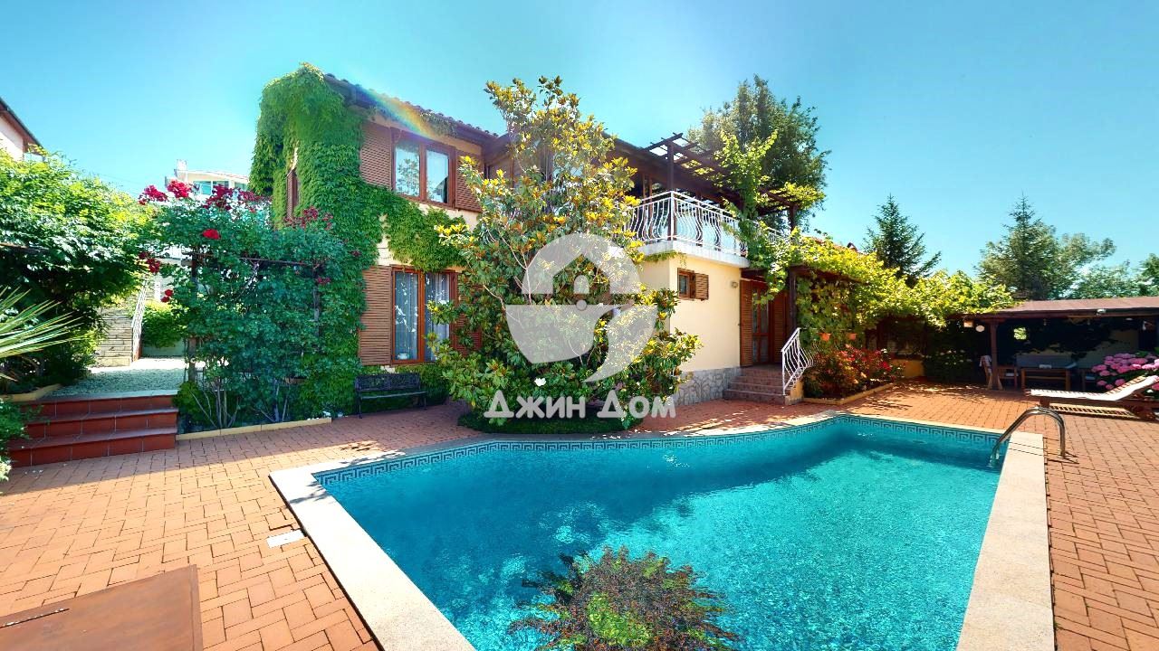 Двуетажна обзаведена къща с басейн, с. Кошарица - 0