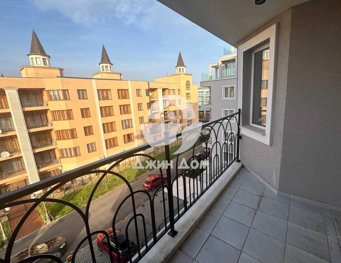 Просторен тристаен апартамент в к-с Ж'адор Сикрет Гардън, Слънчев бряг - 0