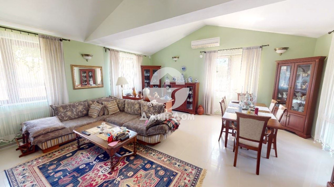 Двуетажна обзаведена къща с басейн, с. Кошарица - 0