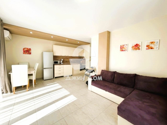 Тристаен апартамент с НИСКА ТАКСА ПОДДРЪЖКА в Марина Парк, Свети Влас - 0