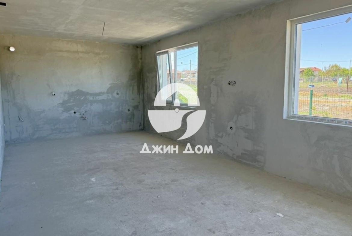 Просторна самостоятелна едноетажна къща в с. Черни връх - 0