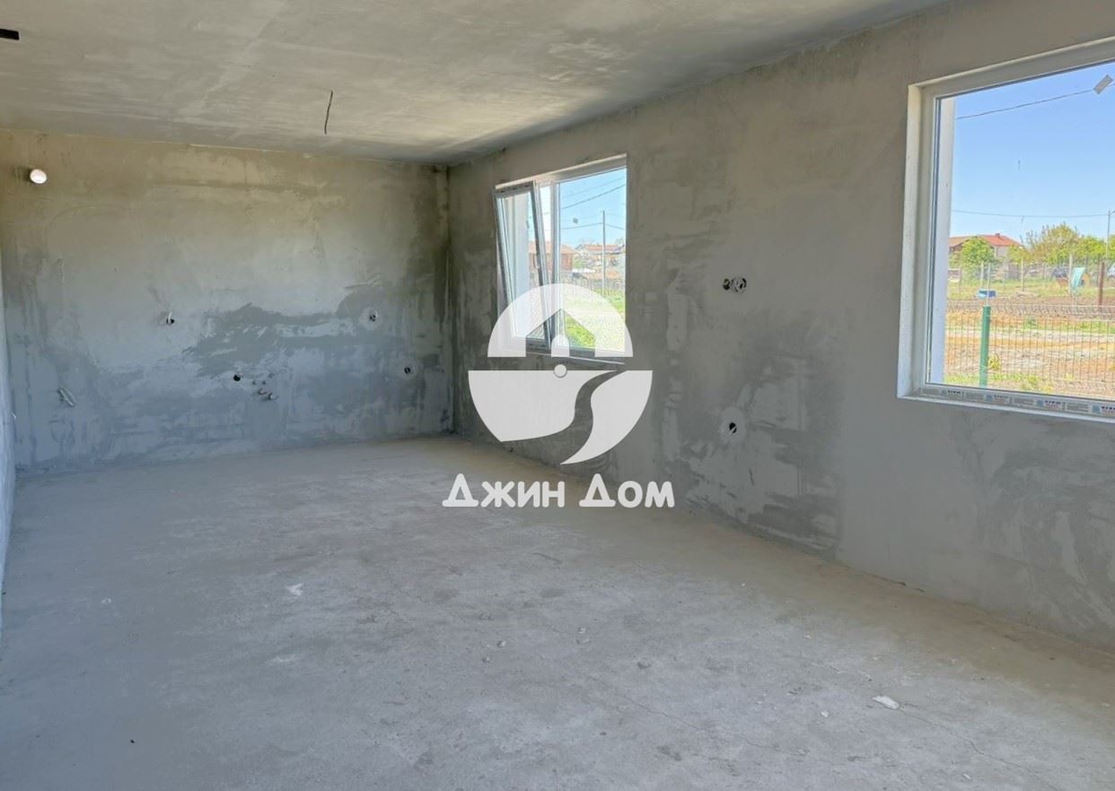 Просторна самостоятелна едноетажна къща в с. Черни връх - 0