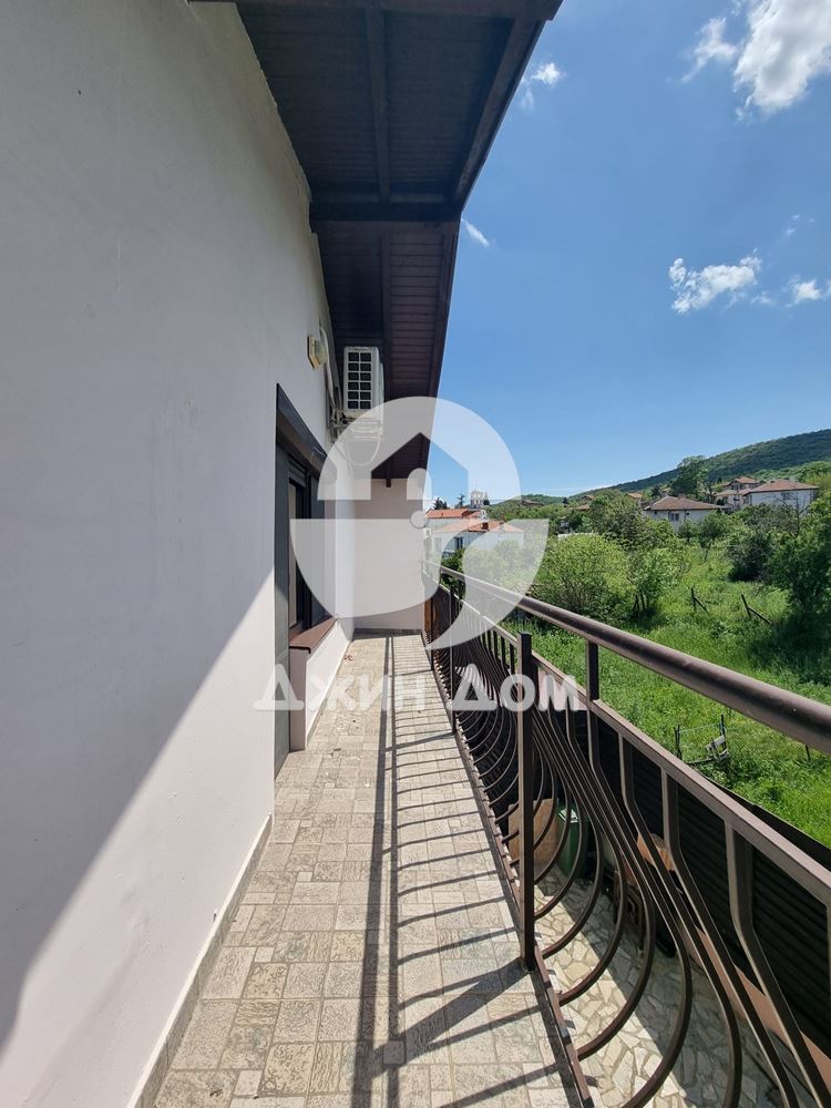 Двуетажна къща с двор в с. Медово - 0