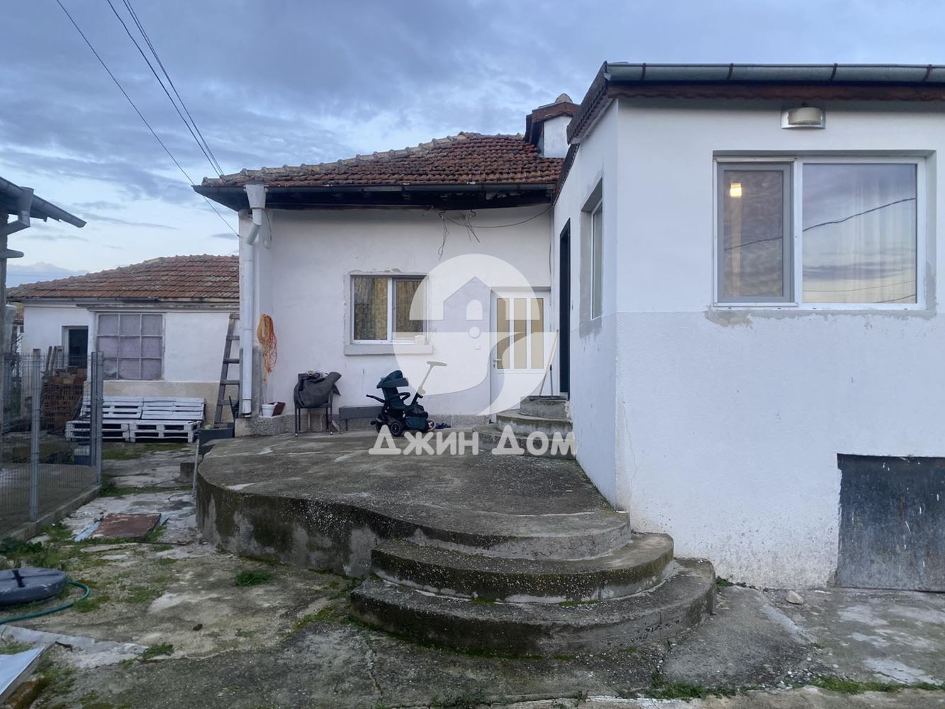 Едноетажна къща с двор в гр. Камено - 0