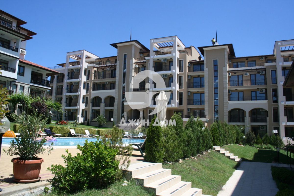 Тристаен апартамент на ПЪРВА ЛИНИЯ в к-с Порто Парадизo, гр.Свети Влас - 0