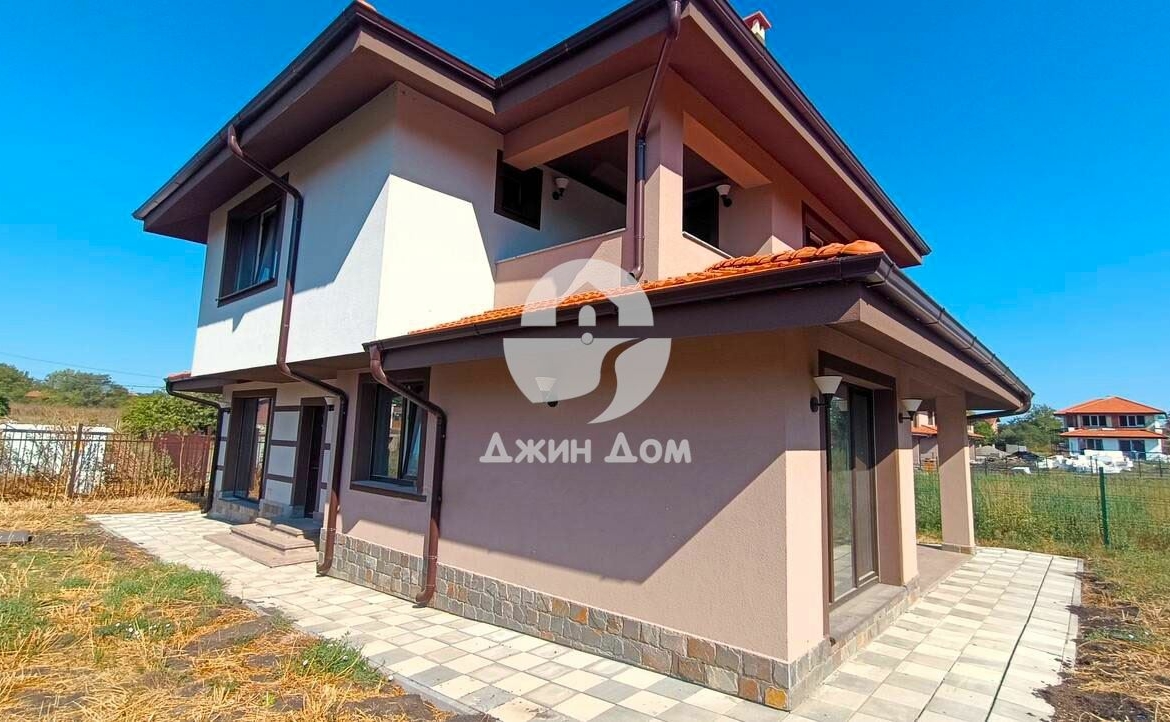 Просторна самостоятелна двуетажна къща в с. Полски извор - 0
