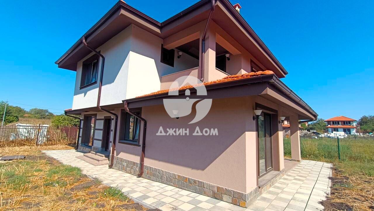 Просторна самостоятелна двуетажна къща в с. Полски извор - 0