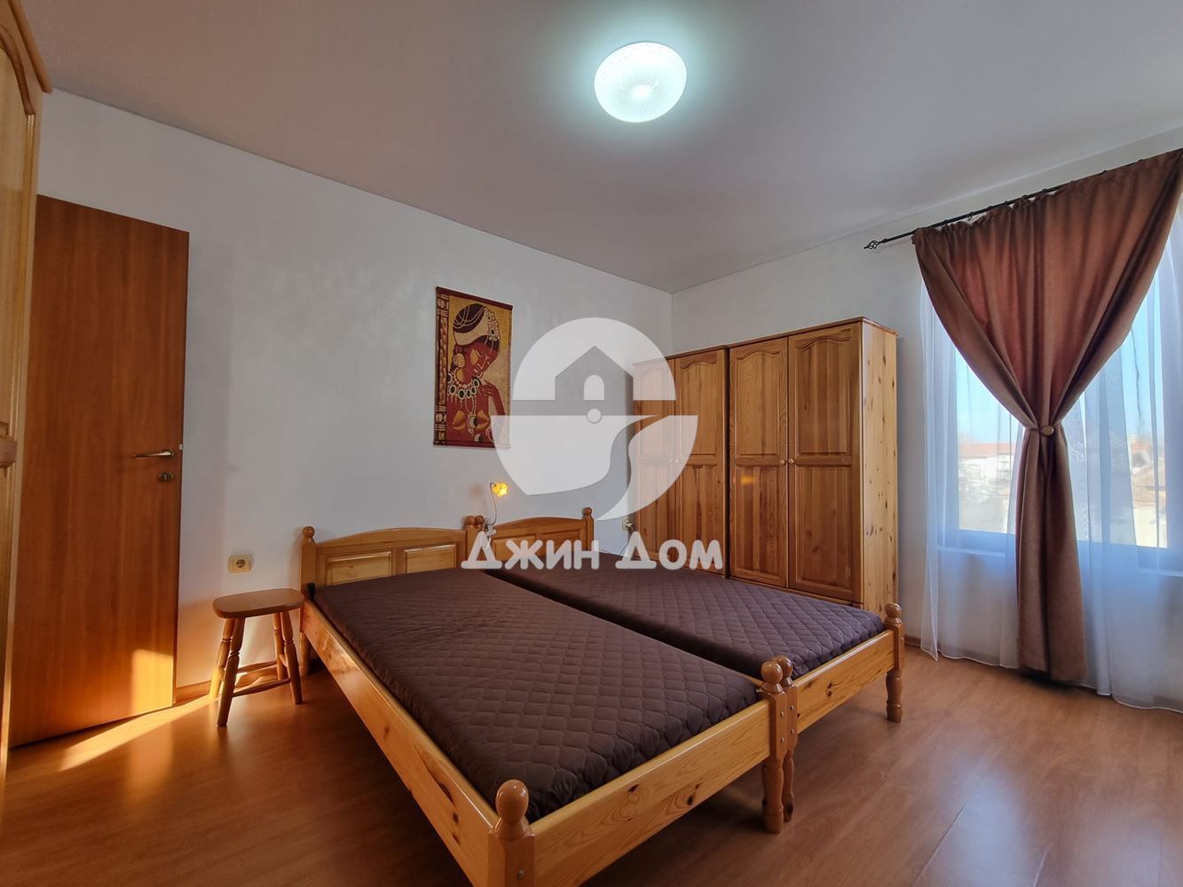 Двуетажна къща с двор в с. Бата - 0