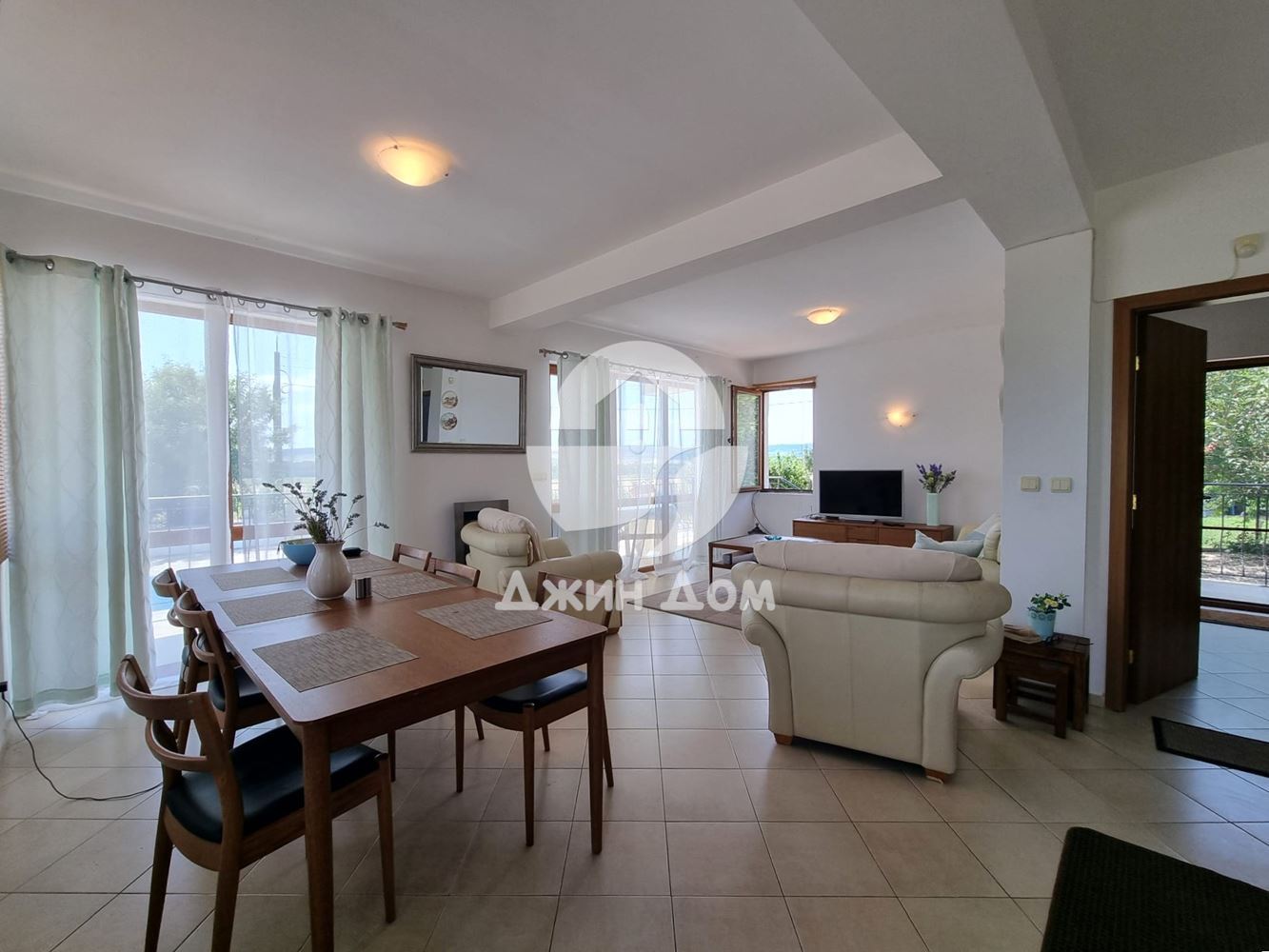 Двуетажна къща с басейн в с. Горица - 0