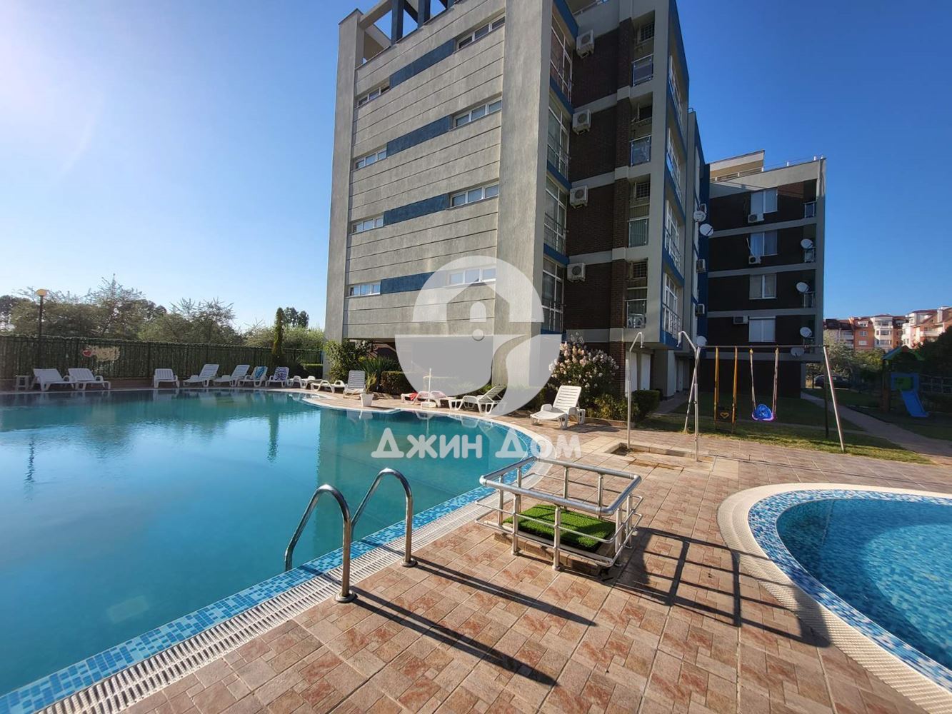 Просторен тристаен апартамент в к-с Сън Сити 2, к.к. Слънчев Бряг - 0