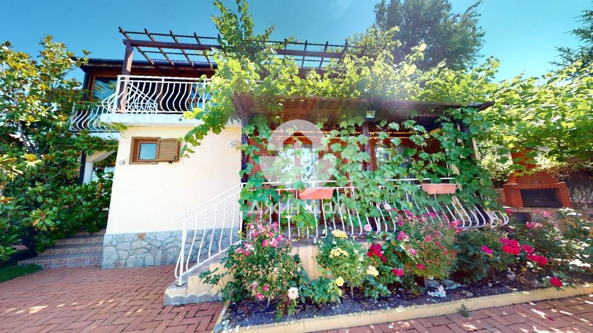 Двуетажна обзаведена къща с басейн, с. Кошарица - 0