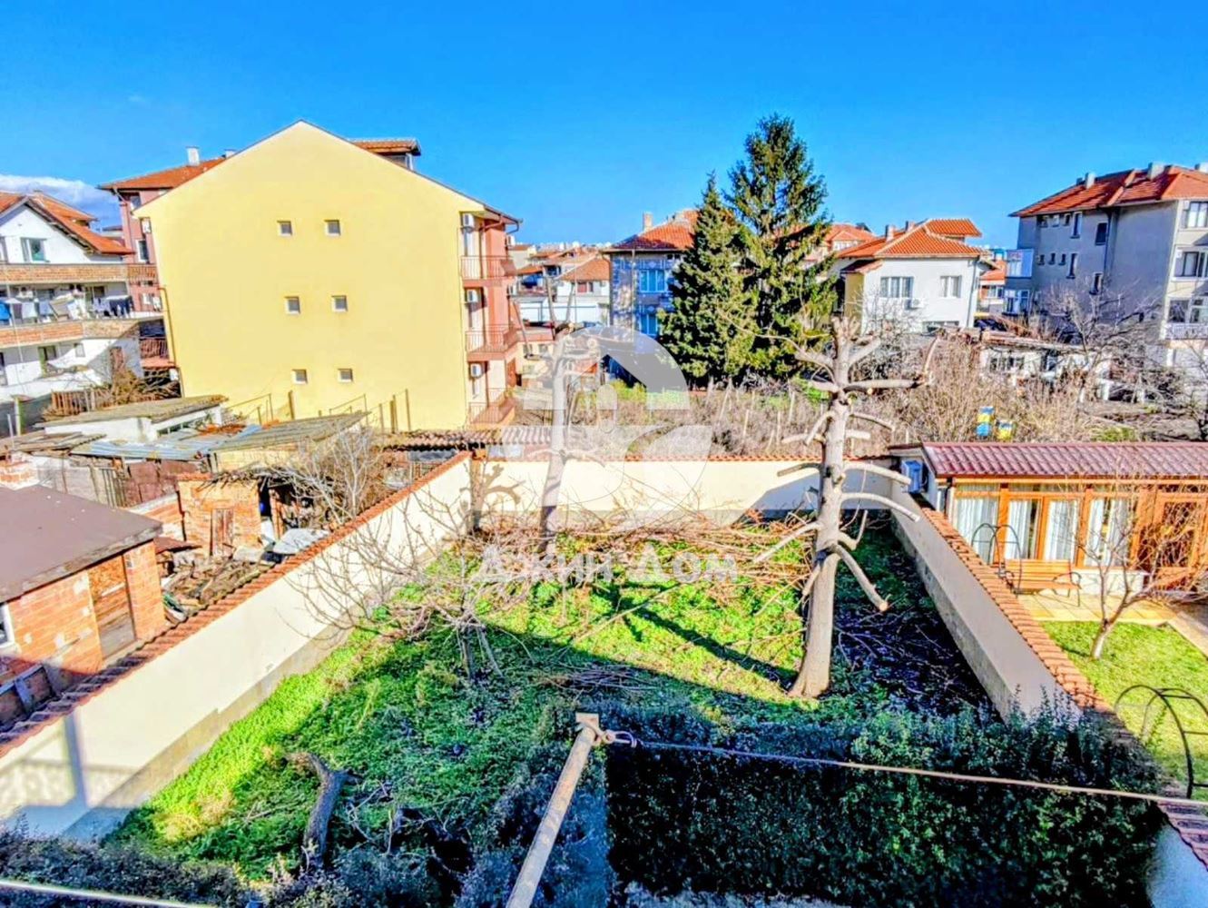 Просторна триетажна къща в с. Равда - 0