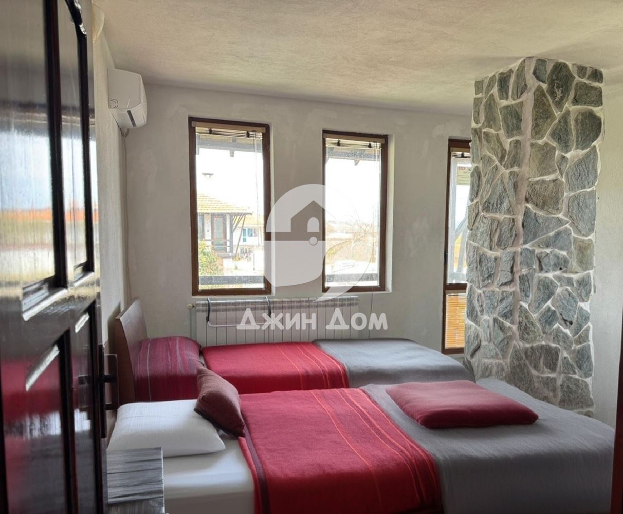 Двуетажна къща с двор в с. Бата - 0