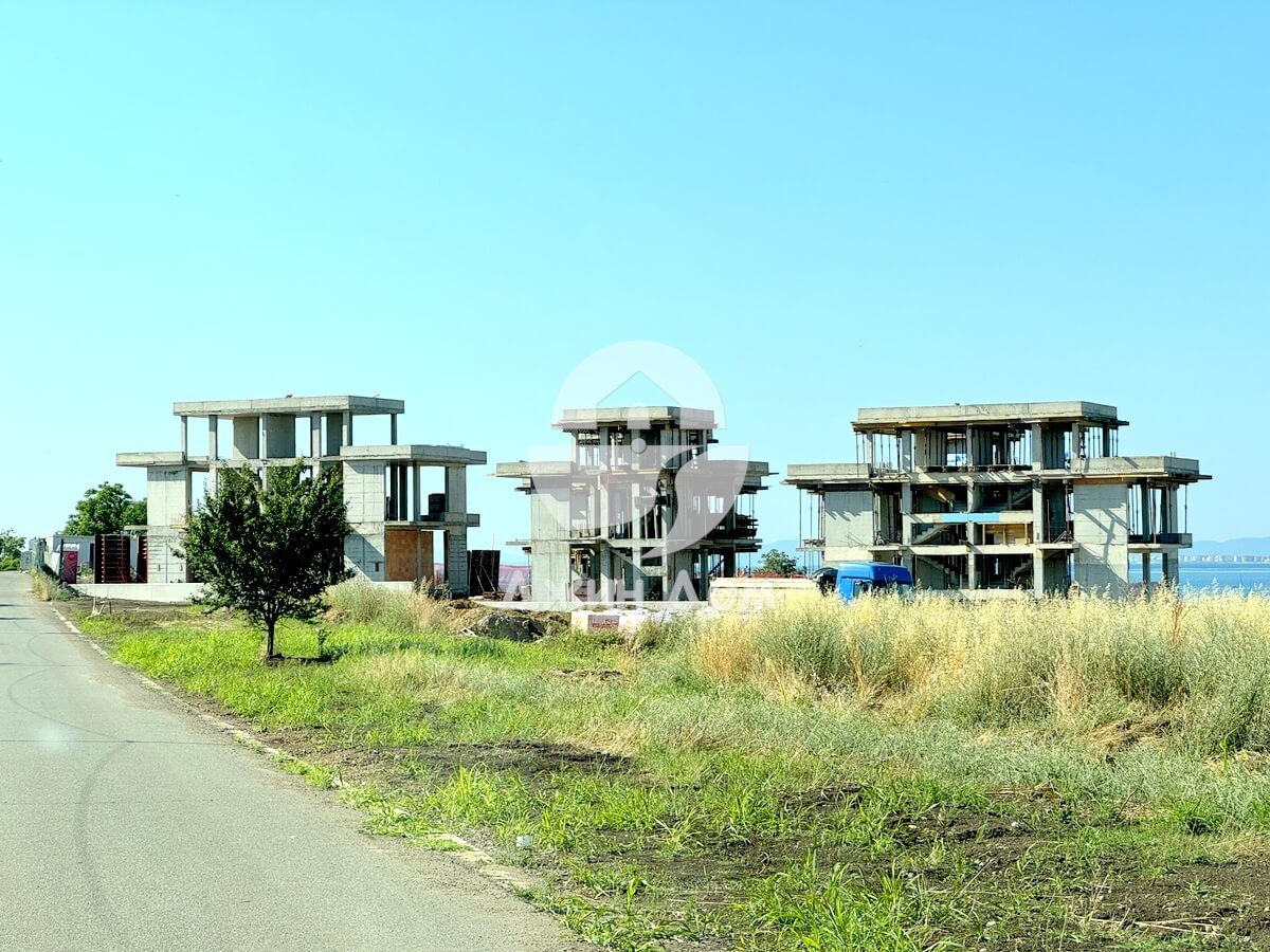 Триетажна къща с басейн в к-с „Солт Сън Санд“, гр. Ахелой - 0