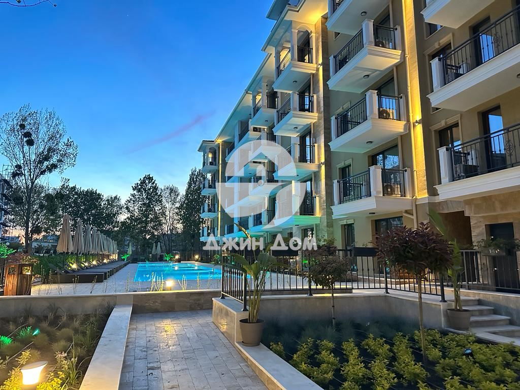 Просторен апартамент в к-с „Емилия Романа Парк“, к.к. Слънчев бряг - 0