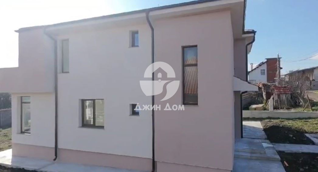 Двуетажна къща с двор и ГЛЕДКА МОРЕ в с. Лъка - 0