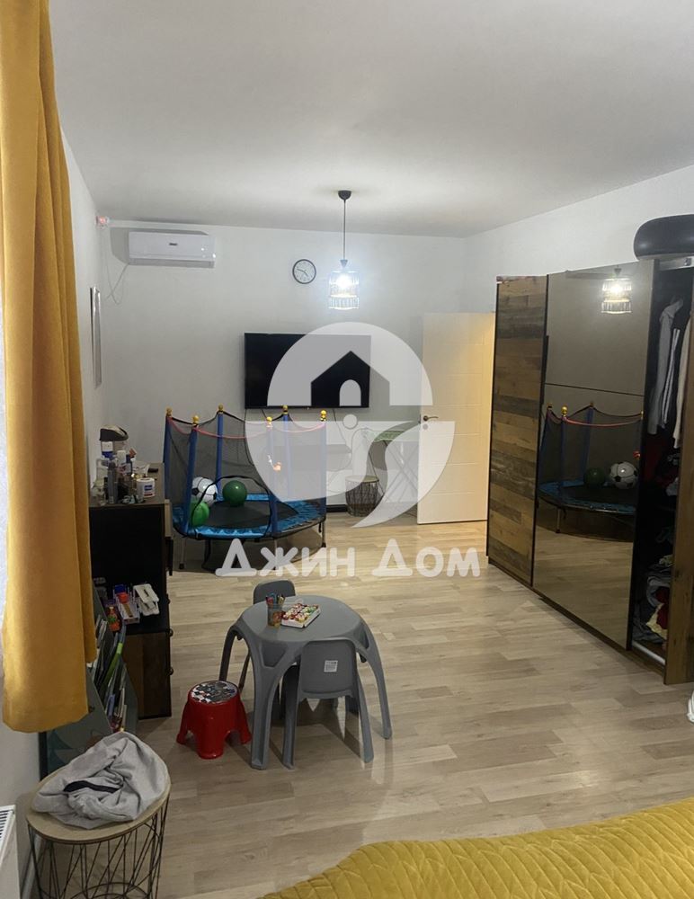 Едноетажна къща с двор в гр. Камено - 0