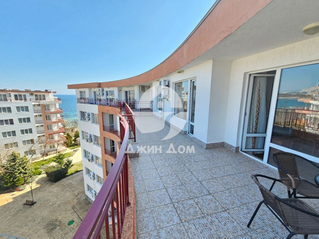 Тристаен апартамент с ГЛЕДКА МОРЕ в к-с „Ривиера Форт Бийч”, с. Равда - 0