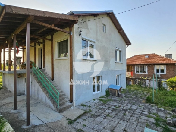 Двуетажна къща с двор в с. Проход - 0