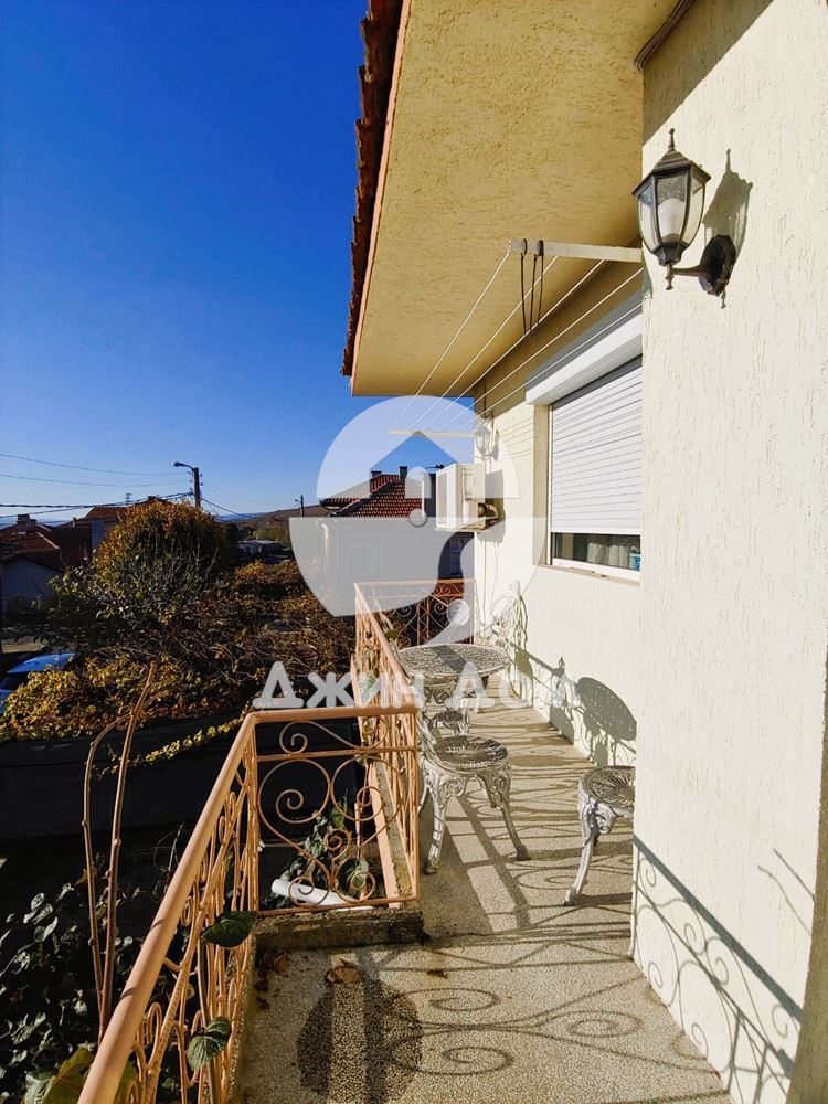 Просторна обзаведена двуетажна къща в с. Кошарица - 0