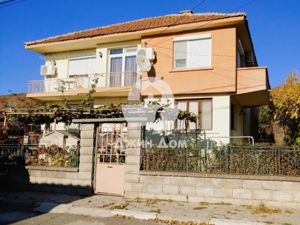 Просторна обзаведена двуетажна къща в с. Кошарица - 0