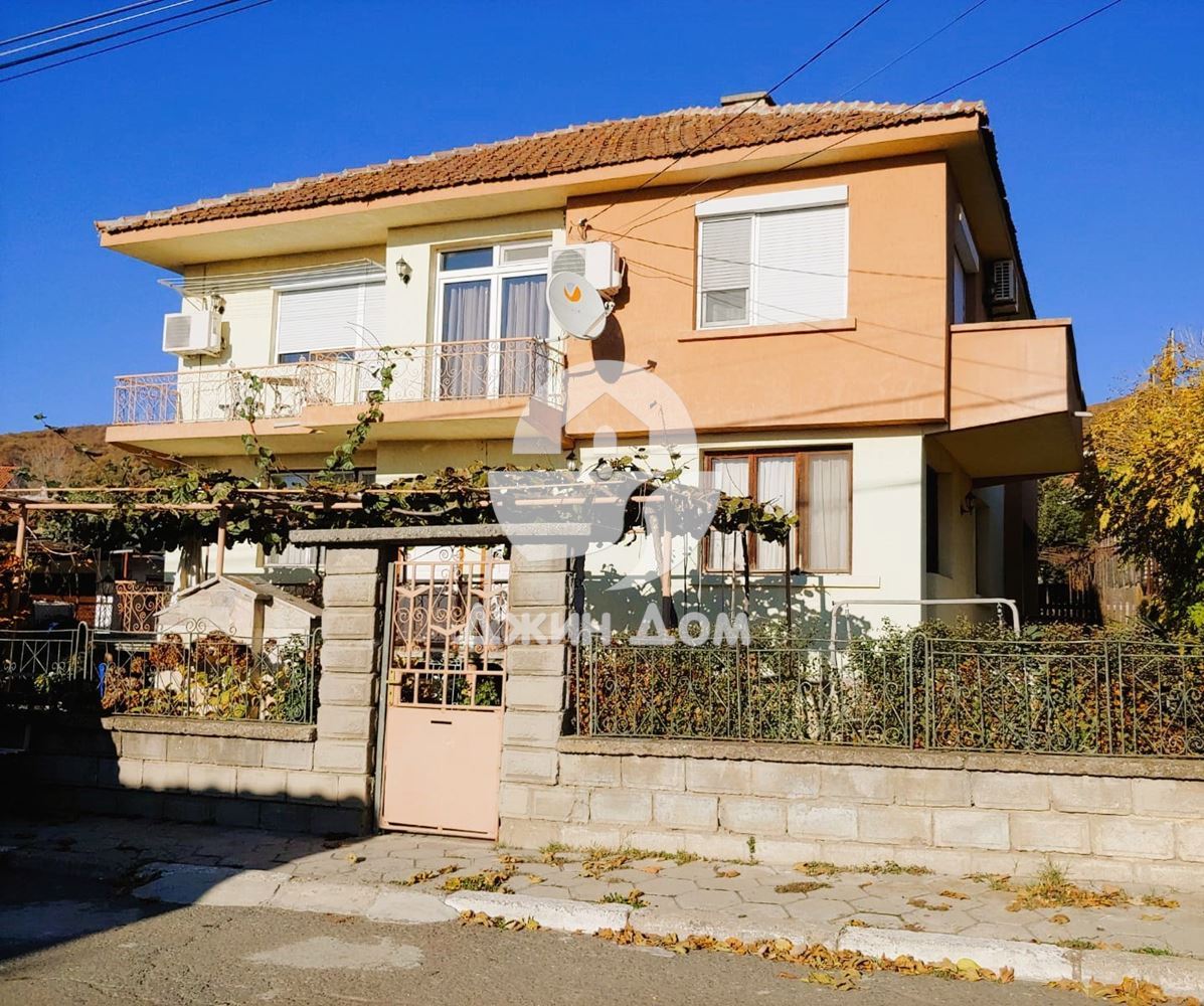 Просторна обзаведена двуетажна къща в с. Кошарица - 0