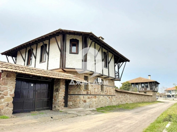 Двуетажна къща с двор в с. Бата - 0