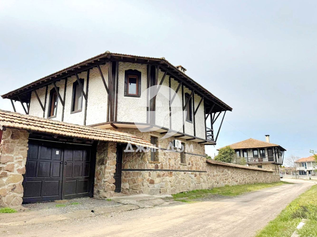 Двуетажна къща с двор в с. Бата - 0