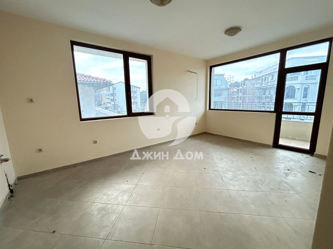 Двустаен апартамент в жилищна сграда БЕЗ ТАКСА, гр. Несебър - 0