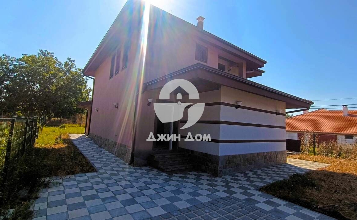 Просторна самостоятелна двуетажна къща в с. Полски извор - 0