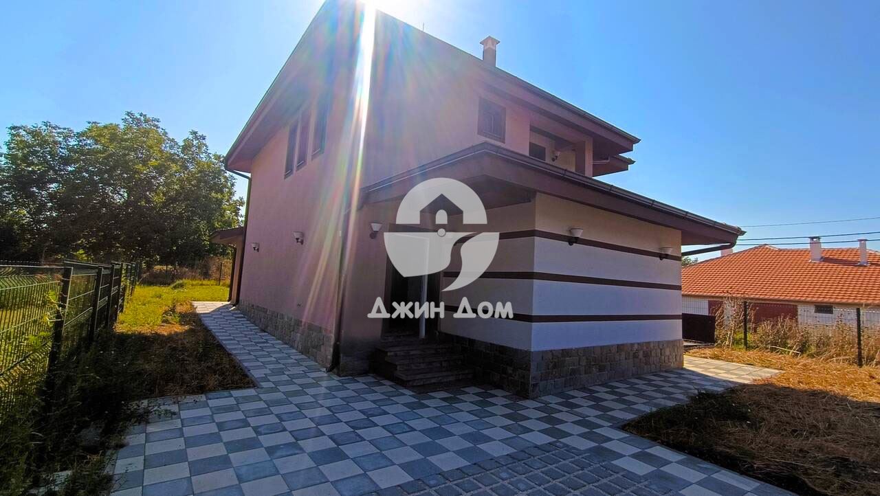 Просторна самостоятелна двуетажна къща в с. Полски извор - 0