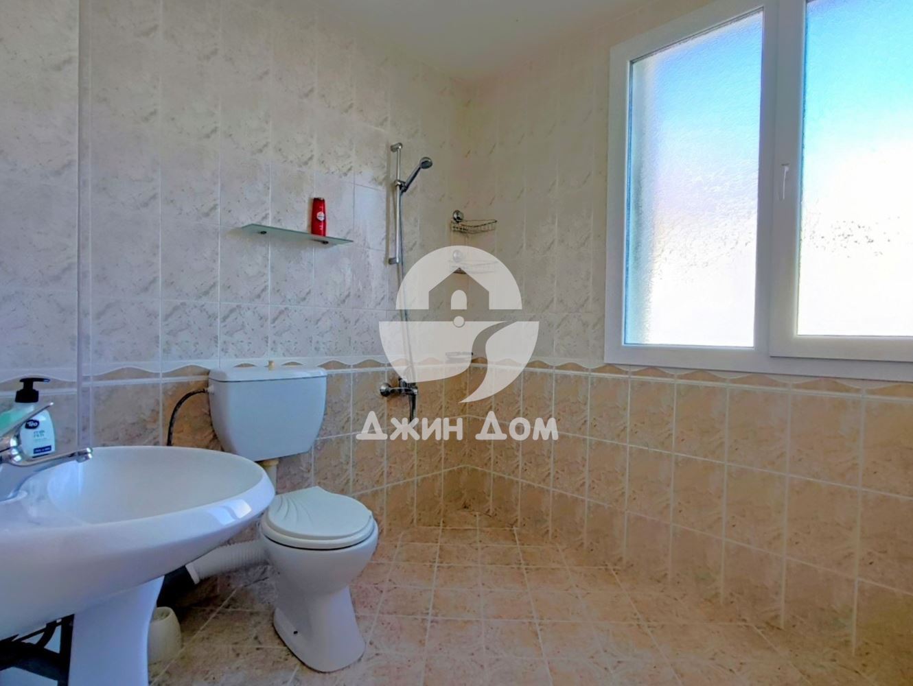 Просторна триетажна къща в с. Равда - 0