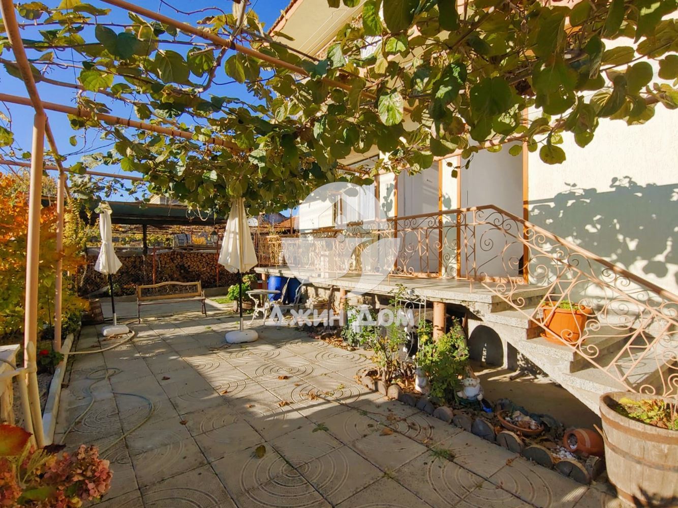 Просторна обзаведена двуетажна къща в с. Кошарица - 0