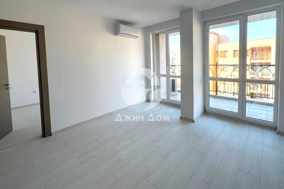 Просторен тристаен апартамент в к-с Ж'адор Сикрет Гардън, Слънчев бряг - 0