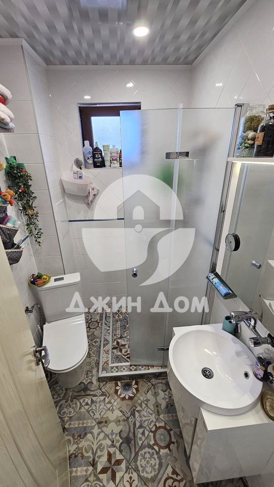 Двуетажна къща с двор в с. Тръстиково - 0