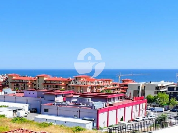 Просторна двуетажна къща с ГЛЕДКА МОРЕ и БАСЕЙН в гр. Свети Влас - 0