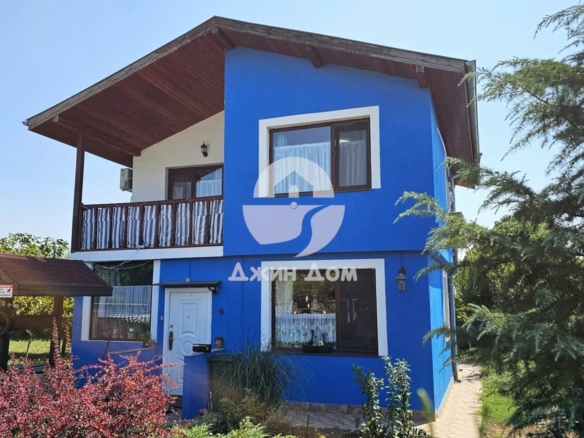 Двуетажна къща с двор в с. Тръстиково - 0