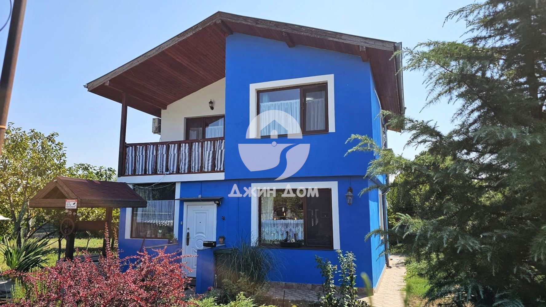 Двуетажна къща с двор в с. Тръстиково - 0